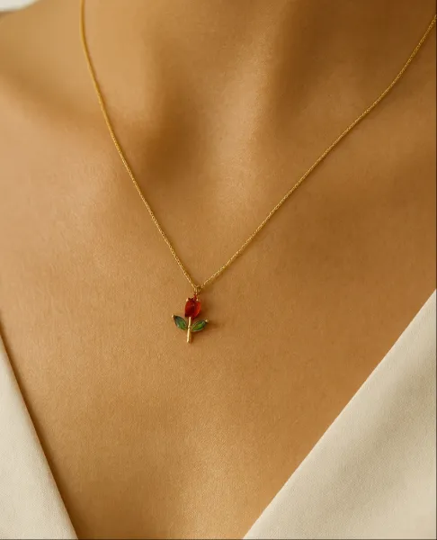 Dainty Red Rose’ Necklace